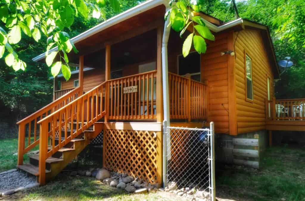 Pigeon Forge Dog Friendly Cabin with Fenced Yard
